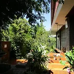 Habitacion Familiar Con Bano Gigante Al Lado De Clinica Alemana