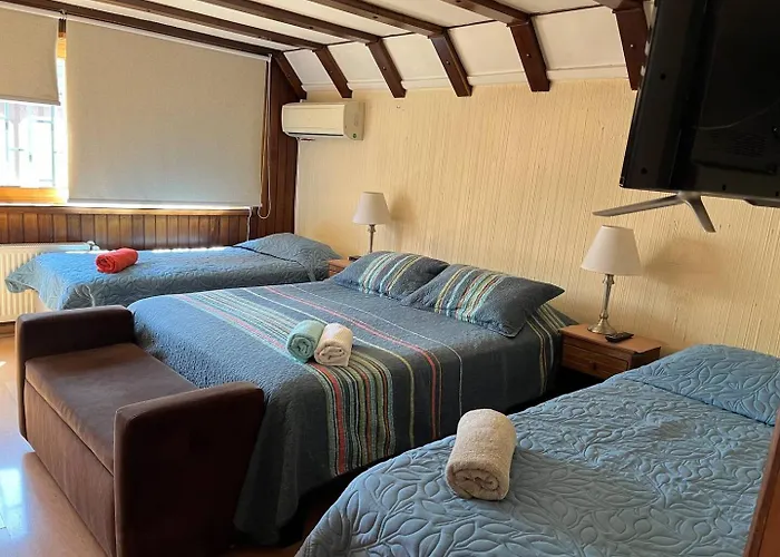 Habitacion Familiar Con Bano Gigante Al Lado De Clinica Alemana